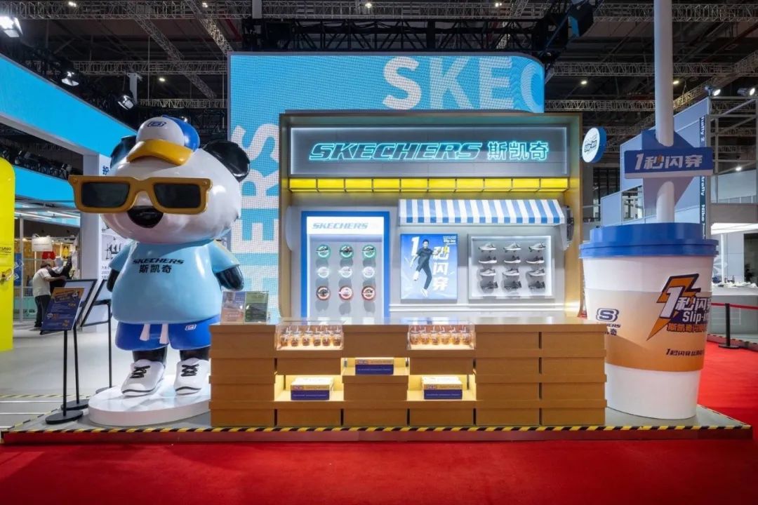 武漢展覽設(shè)計搭建公司領(lǐng)你看最具有創(chuàng)意00家企業(yè)展臺的2023進博會(斯凱奇展臺)4